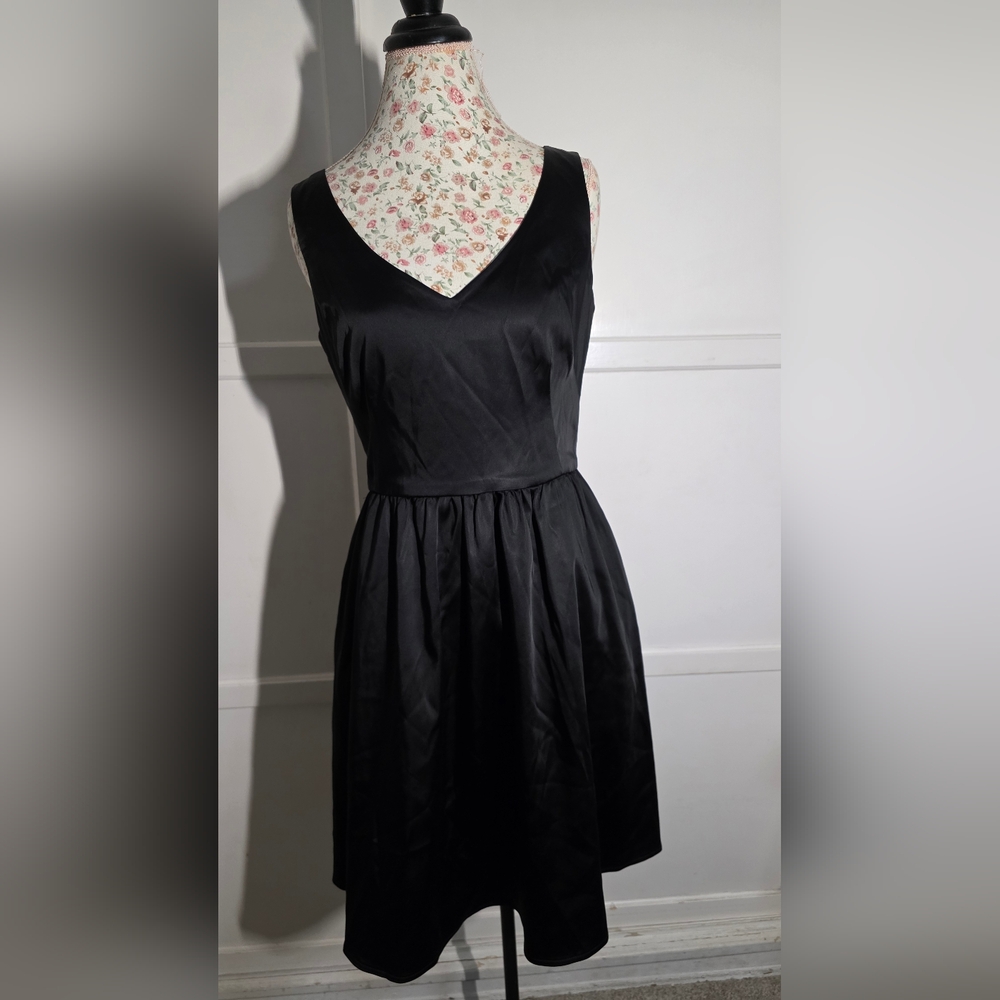 Ellen Tracy Black V-Neck Sleeveless Mini Sundress.    SIZE 12